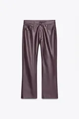 Pantalón de tiro alto con efecto piel color borgoña, corte bootcut y cintura con trabillas. Cinco bolsillos y cierre frontal con cremallera y botón.
