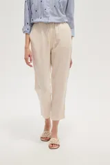 Pantalón de algodón color beige, de corte recto y largo a media pierna.