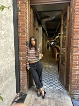 Sweater tejido en mezcla de hilo con lurex, diseño crop oversize con calce relajado y hombro caído.