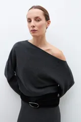 Sweater gris melange de tejido de punto, con escote asimétrico y mangas largas.