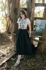 Falda midi azul de paño fino 100% lana, con cintura elastizada y frunces en los lados.