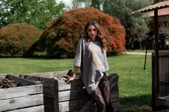 Remerón gris con cuello redondo y mangas cortas, con estampado de sol y luna en color ocre.