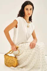 Remera blanca de lino y algodón, de cuello redondo y sin mangas.