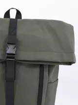 Mochila negra con cierre superior enrollable y hebilla de ajuste frontal. Tiene un asa de mano superior, correas de hombro acolchadas ajustables, bolsillo lateral con cierre y bolsillo lateral abierto.