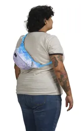 Riñonera JanSport Fifth Avenue negra con estampado de rayos blancos.