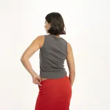 Musculosa color beige de tejido de punto acanalado, corte ajustado y logo bordado en el pecho.