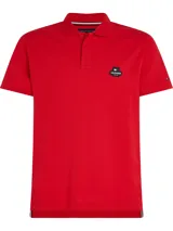 Chomba roja de Tommy Hilfiger, de corte regular, confeccionada en mezcla de algodón y elastano. Presenta cuello estilo chomba con botones, logo de la marca bordado en el pecho y bandera bordada en la manga.
