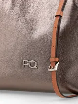 Cartera negra de cuero con doble asa corta y correa larga extraíble. Tiene logo metálico al frente, cierre con broche metálico y bolsillo interno con cierre.