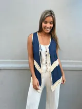 Chaleco azul marino con detalles de crochét color crema en los bordes.