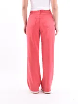 Jean de mezclilla color rojo coral, tiro alto, con corte ancho y pierna recta.