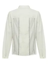 Blusa color crema con cuello camisero, mangas largas y detalles de encaje en el frente.