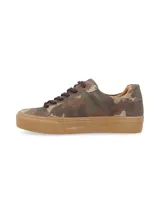 Sneaker de cuero vacuno con estampado de camuflaje y suela marrón.