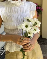 Anillo dorado con diseño irregular que simula un pétalo.