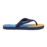 Chanclas de playa Mormaii con base estampada con motivos tropicales en tonos celeste, azul, amarillo y naranja. Tiras de goma azul marino con logo de la marca en amarillo.