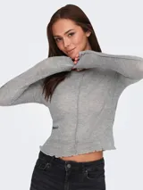 Remera gris de punto canalé con cuello redondo y mangas largas.