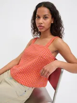 Top sin mangas con escote cuadrado y estampado a cuadros color naranja y rosa.