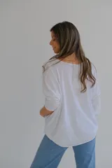 Remera blanca de lino con escote en V y mangas largas.