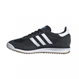 Zapatillas Adidas SL 72 RS T, color negro con las tres tiras laterales en blanco y detalles en azul.