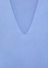 Vestido midi negro de punto fino, con cuello en pico, tirantes anchos y diseño entallado.