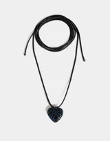 Gargantilla con dije de corazón cubierto de strass azules, colgando de un cordón negro.