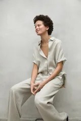 Camisa blanca de lino con mangas cortas y corte holgado.