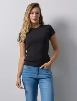 Remera azul marino de modal con textura acanalada, cuello redondo y mangas cortas con detalle de frunce en los hombros.