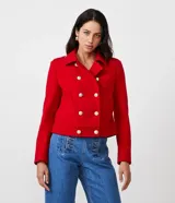 Saco femenino color rojo, de tejido polivelour, con cuello solapa, manga larga y diseño cruzado abotonado con botones dorados.