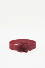 Cinturón ancho de cuero color marrón con hebilla metálica y aplique de flor de cuero artesanal.