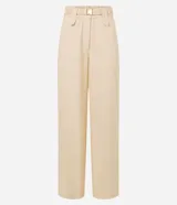 Pantalón wide leg de cintura alta color beige, confeccionado con lino y viscosa. Incluye cinturón elástico con hebilla metalizada.