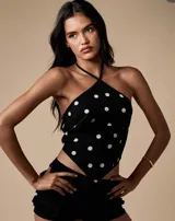 Top halter negro con estampado de lunares blancos y tiras finas.