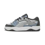 Championes urbanos Puma modelo 180, color gris y celeste, con detalles en blanco y negro. Confeccionados en cuero sintético y malla, con logo de Puma en los laterales y suela de goma.