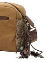 Cartera bandolera azul con diseño patchwork en tonos camel y café. Cuenta con cierre cremallera, múltiples bolsillos, correa removible y ajustable, llavero y forro interior 100% poliéster reciclado.