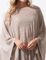 Poncho calado de lurex color amarillo, con terminación asimétrica.