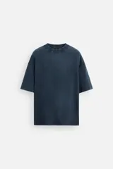 Camiseta azul con efecto lavado, corte holgado, cuello redondo y mangas cortas.