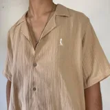 Camisa azul marino de muselina con manga corta y corte oversize.