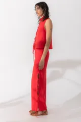 Pantalón negro de lino con aberturas laterales con cordones y bordado a contratono. Cuenta con un bolsillo trasero tejido a mano en crochet.