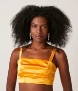 Top cropped de satén color naranja, con escote cuadrado y tirantes finos.