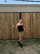 Minifalda plateada con lentejuelas, pretina elastizada y dos volados en el ruedo.