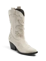 Botas vaqueras color beige con bordados de estrellas y lunas, de caña media y taco cuadrado.