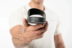 Chanclas negras con la palabra "GAIN" en relieve en la tira superior y "AMBITION" en el lateral de la suela.