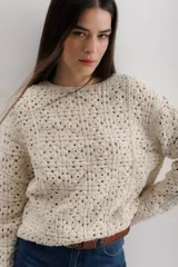 Sweater color crudo de tejido crochet con mangas largas.