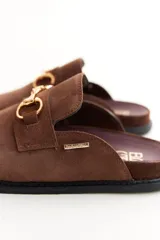 Mocasines tipo sueco de cuero gris con detalle de hebilla dorada.