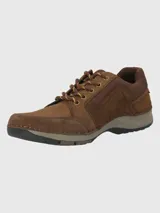 Zapato acordonado de cuero color marrón con suela de goma.