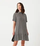 Vestido corto con cuello inglés, manga corta, estampado abstracto y volado en el bajo.