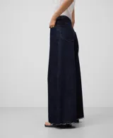 Pantalón de denim azul oscuro de pierna ancha, tiro alto, cinco bolsillos, pespuntes a contraste y bajos sin dobladillo.