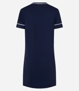 Camisón corto de manga corta y cuello redondo, color azul marino, con ribetes contrastantes en blanco en el cuello, mangas y bolsillo de parche en el pecho.