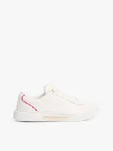 Zapatillas urbanas Tommy Hilfiger color blanco con detalle rosa en el talón y logo dorado en la suela.