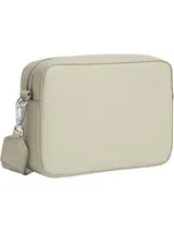 Cartera bandolera Calvin Klein modelo Must, color beige con textura granulada y correa ancha ajustable con logo de la marca.
