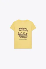 Camiseta amarilla de corte slim fit, cuello redondo y manga corta. Estampado frontal con texto "Madeira Formosa" y un paisaje de la isla de Madeira.
