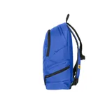 Mochila Caterpillar color rosa con logo negro estampado en el frente. Tiene un compartimento principal con cierre, un bolsillo frontal con cierre vertical y dos bolsillos laterales con cierre. Las correas son ajustables y acolchadas.